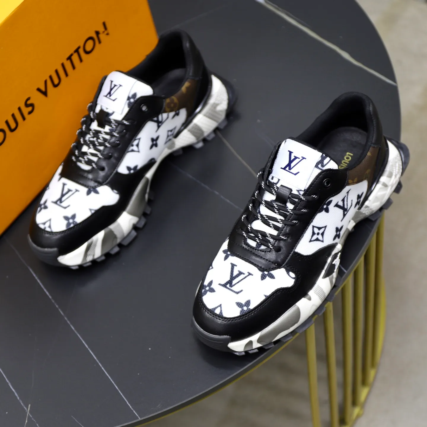 Ex-factory price: 462💰🙅‍♂️🙅‍♂️🙅‍♂️ Brand: LV Louis Vuitton Standard code: 38-44 (45 customized) Grade: Same as the official website Material: Original material spliced with brand cloth Comfortable and breathable lining Lightweight and wear-resistant sports outsole Style category: Men's fashionable casual shoes Running sneakers Distinguished luxury brand elements Top luxury Color: actual picture color